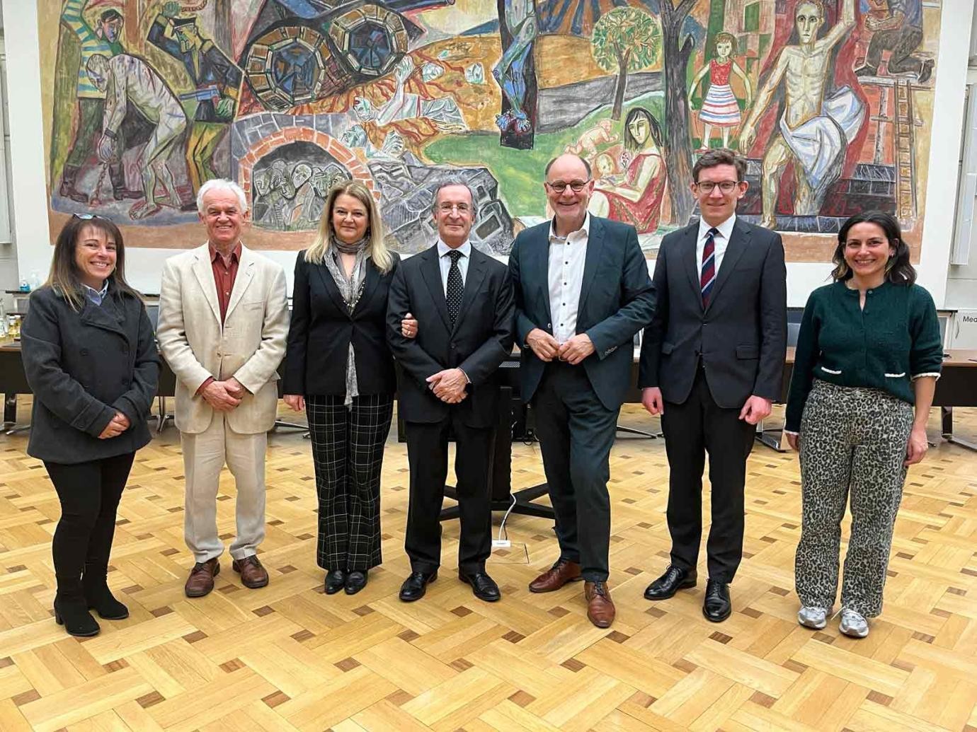 Der portugiesische Generalkonsul, Dr. Domingos Alvim (4.v.r.), war gemeinsam mit seiner Gattin Luiza Alvim (3.v.l.) zu Besuch im Singener Rathaus (v.l.): Manuela Matos Pinto vom Centro Português, Bernhard Grunewald (Vorsitzender Insi), Oberbürgermeister Bernd Häusler, Bürgermeister Marcus Röwer, Linda Kelmendi (Abt. Integration und Partizipation).
