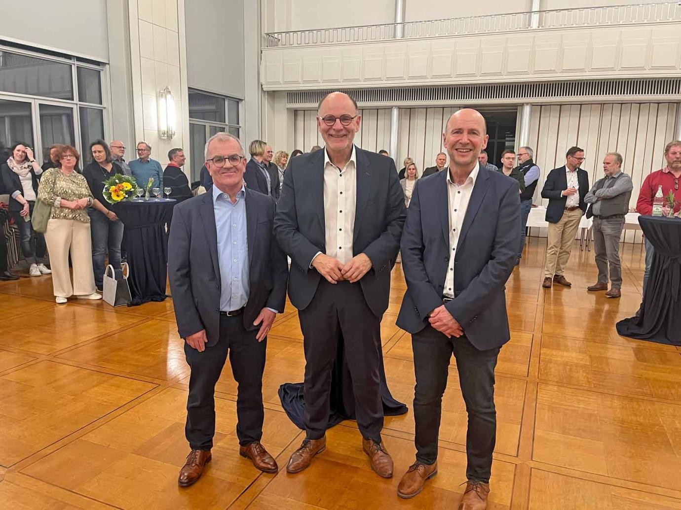 Im Bürgersaal wurden der Leiter der KTS, Roland Frank (links), und der Personalchef Dietmar Streit (rechts) von Oberbürgermeister Bernd Häusler und Vertretern und Vertreterinnen des Gemeinderats verabschiedet.