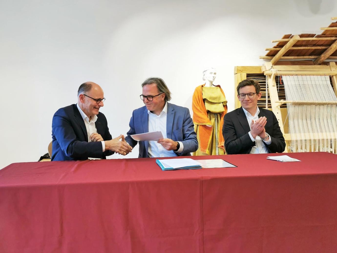 Große Freude bei Oberbürgermeister Häusler (links) und Bürgermeister Marcus Röwer (rechts): Regierungspräsident Carsten Gabbert überreicht einen Zuwendungsbescheid in Höhe von 1,3 Millionen Euro für die Erweiterung der städtebaulichen Erneuerungsmaßnahme „Scheffelareal“.