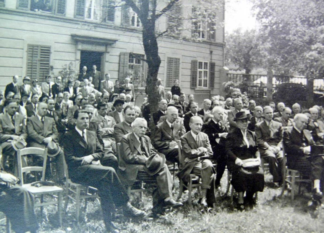 Das historische Foto zeigt die Eröffnungsfeier des Hegau-Museums am 3. Mai 1951 im Garten des Singener Schlosses. Und 75 Jahre später – auf den Tag genau – beginnt das Jubiläumsjahr des Archäologischen Hegau-Museums mit einem feierlichen Festakt, zu dem alle Interessierten herzlich eingeladen sind.&nbsp;