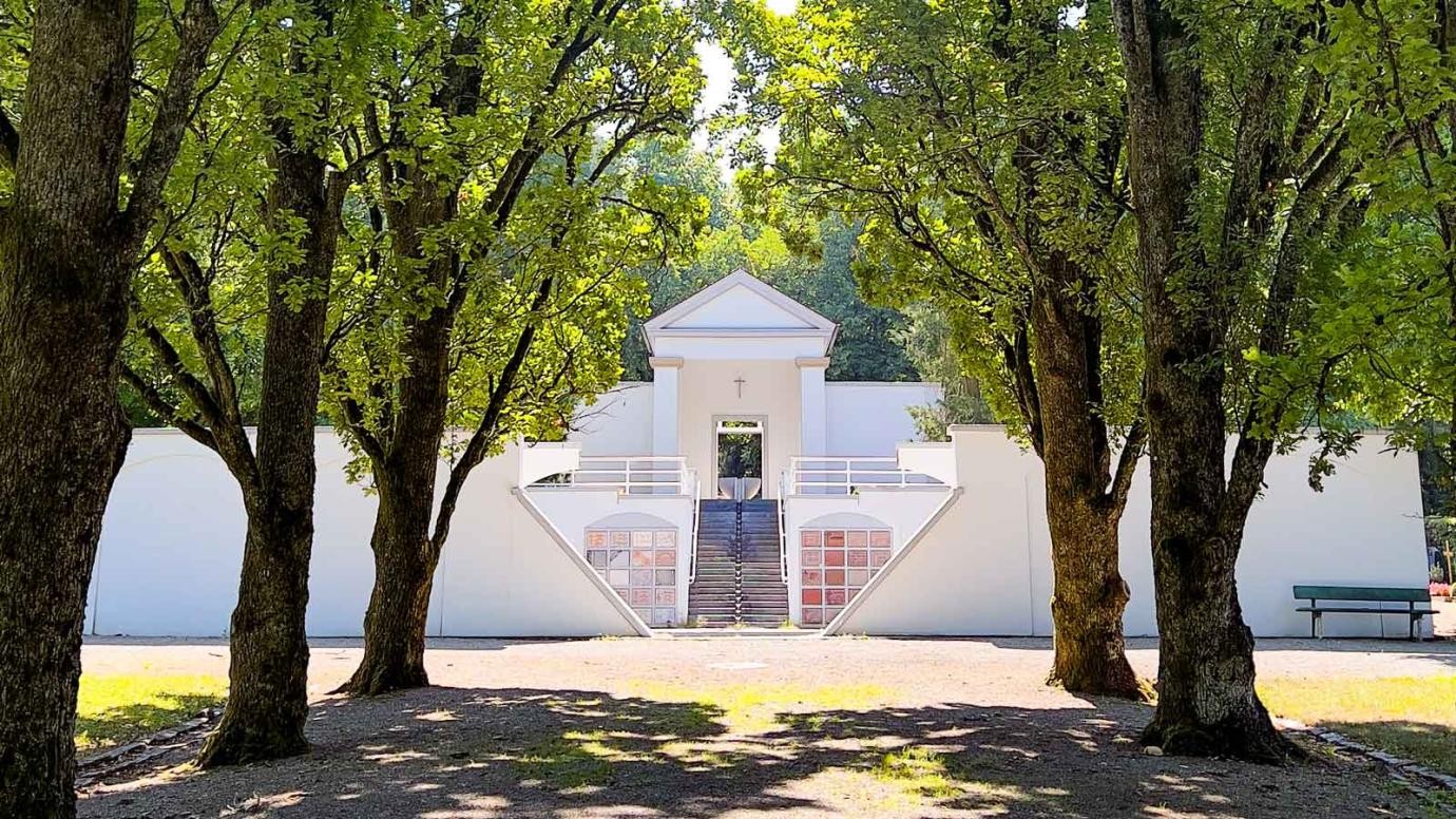 Der Urnenfriedhof auf dem Waldfriedhof Singen, ausgezeichnet als Kulturdenkmal des Landes Baden-Württemberg – ein bedeutendes Beispiel postmoderner Kunst und Architektur.
