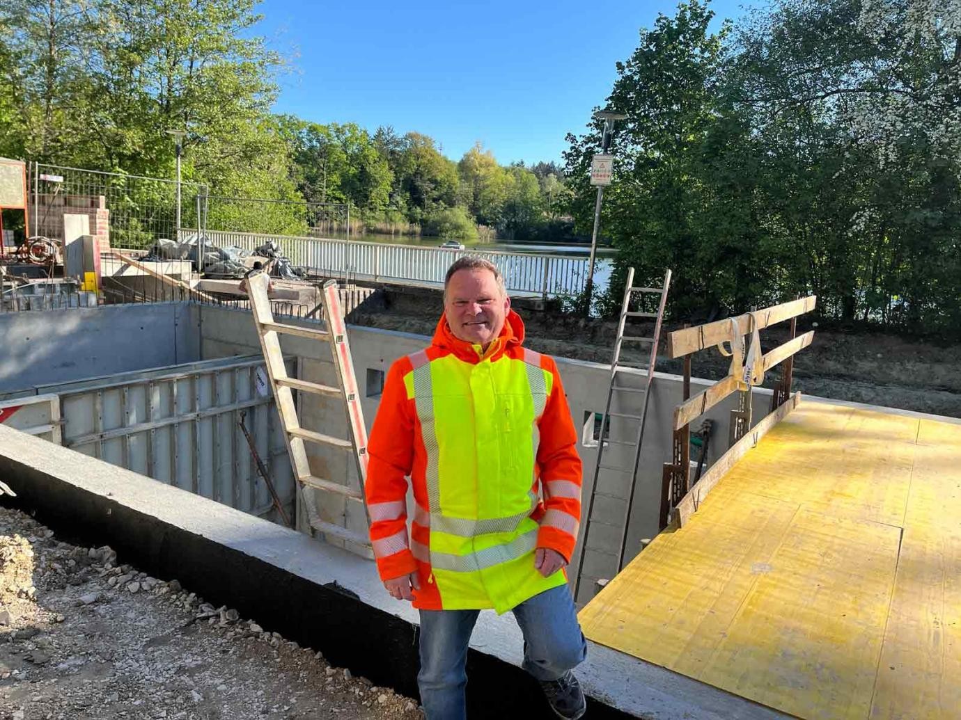 Der neue Lamellenklärer und das Überlaufbecken am Kanalzufluss am Ziegeleiweiher sind fast fertiggestellt. Joachim Dutt betreut von Seiten der Stadtwerken das Projekt. Der neue Lamellenklärer und das Überlaufbecken am Kanalzufluss am Ziegeleiweiher sind fast fertiggestellt. Joachim Dutt betreut von Seiten der Stadtwerken das Projekt.