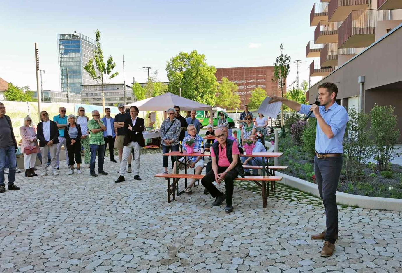 Der verantwortliche Stadtplaner Felix Freitag (rechts) dankte allen Beteiligten für die gute und sehr angenehme Zusammenarbeit bei der Erstellung des neuen Quartiersplatzes, der als lebendiger Mittelpunkt des Sanierungsgebietes Scheffelareals mit hoher Aufenthaltsqualität dient. 