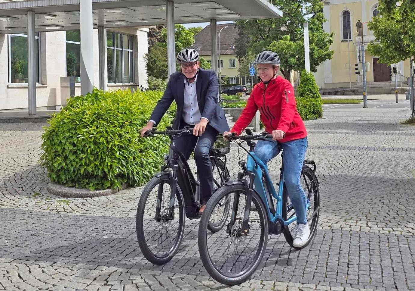 Die Aktion STADTRADELN findet vom 13. Juni bis 3. Juli 2026 statt. Oberbürgermeister Bernd Häusler und Tanja Eberle freuen sich auf viele Teilnehmerinnen und Teilnehmer. Die Aktion STADTRADELN findet vom 13. Juni bis 3. Juli 2026 statt. Oberbürgermeister Bernd Häusler und Tanja Eberle freuen sich auf viele Teilnehmerinnen und Teilnehmer.