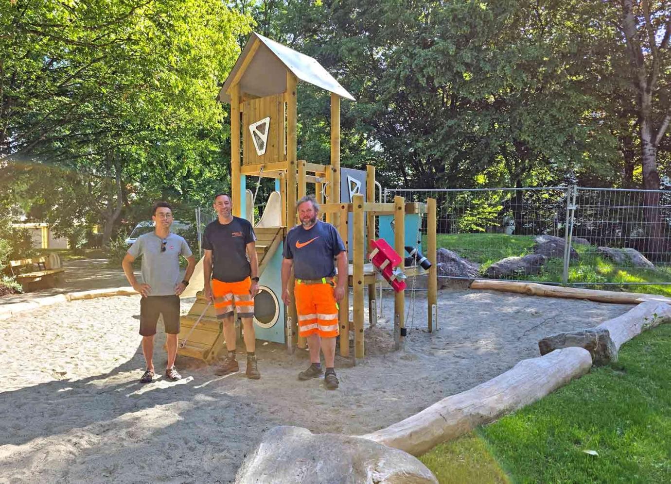 Freuen sich über den gelungenen Abschluss der Arbeiten am Spielplatz im Stockerweg (von links): Kenta Koizumi (Abteilung Grün und Gewässer), Stefan Britsch und Daniel Adam (beide Technische Dienste). Durch ihren Einsatz wurde der Spielplatz nachhaltig aufgewertet.