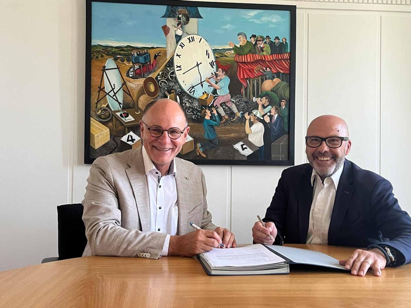 Oberbürgermeister Bernd Häusler (links) und Rupert Metzler, Senior Expansion Manager von Fastned, besiegeln die Zusammenarbeit für den geplanten Fastned-Schnellladepark in Singen. Oberbürgermeister Bernd Häusler (links) und Rupert Metzler, Senior Expansion Manager von Fastned, besiegeln die Zusammenarbeit für den geplanten Fastned-Schnellladepark in Singen.