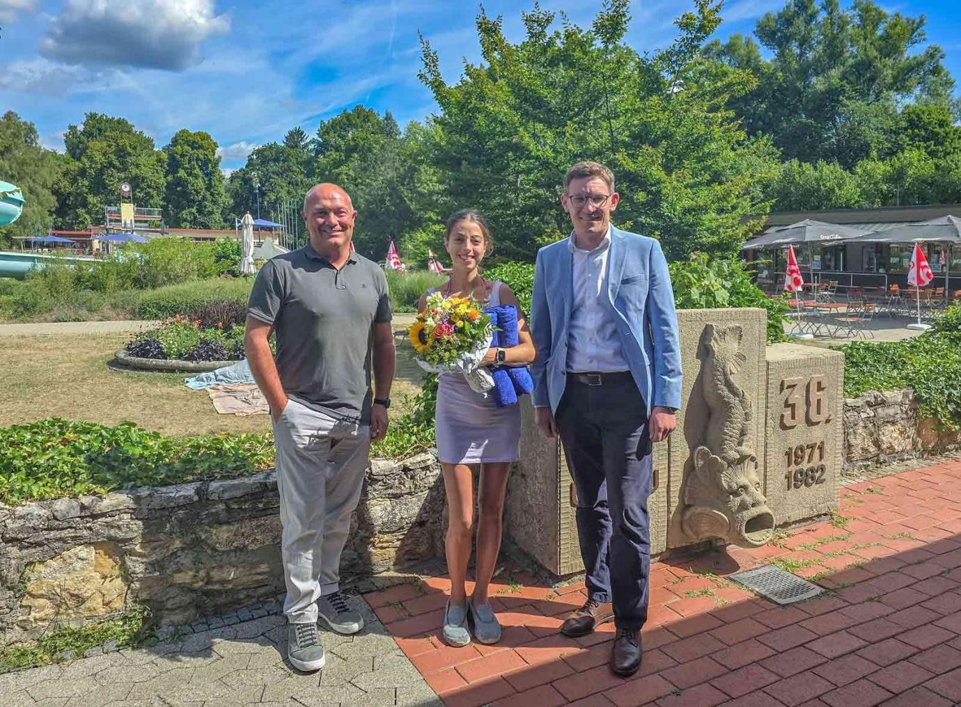 Eine gelungene Überraschung für die 50.000ste Aachbad-Besucherin (von rechts): Bürgermeister Marcus Röwer, Cecilia Vizzini und Jörg Zimmermann (Abteilungsleiter Sport, Bäder und Verwaltung) Eine gelungene Überraschung für die 50.000ste Aachbad-Besucherin (von rechts): Bürgermeister Marcus Röwer, Cecilia Vizzini und Jörg Zimmermann (Abteilungsleiter Sport, Bäder und Verwaltung)
