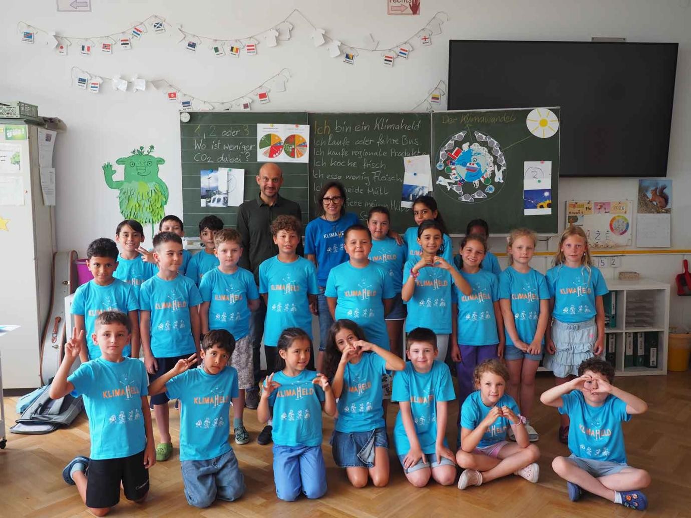 Die frisch ausgebildeten Klimahelden der Klasse 2e der Waldeckschule zusammen mit der Kursleiterin Stephanie Esch und Tobias Herbst von der Stabsstelle Klimaschutz und Klimaanpassung der Stadt Singen. Die frisch ausgebildeten Klimahelden der Klasse 2e der Waldeckschule zusammen mit der Kursleiterin Stephanie Esch und Tobias Herbst von der Stabsstelle Klimaschutz und Klimaanpassung der Stadt Singen.