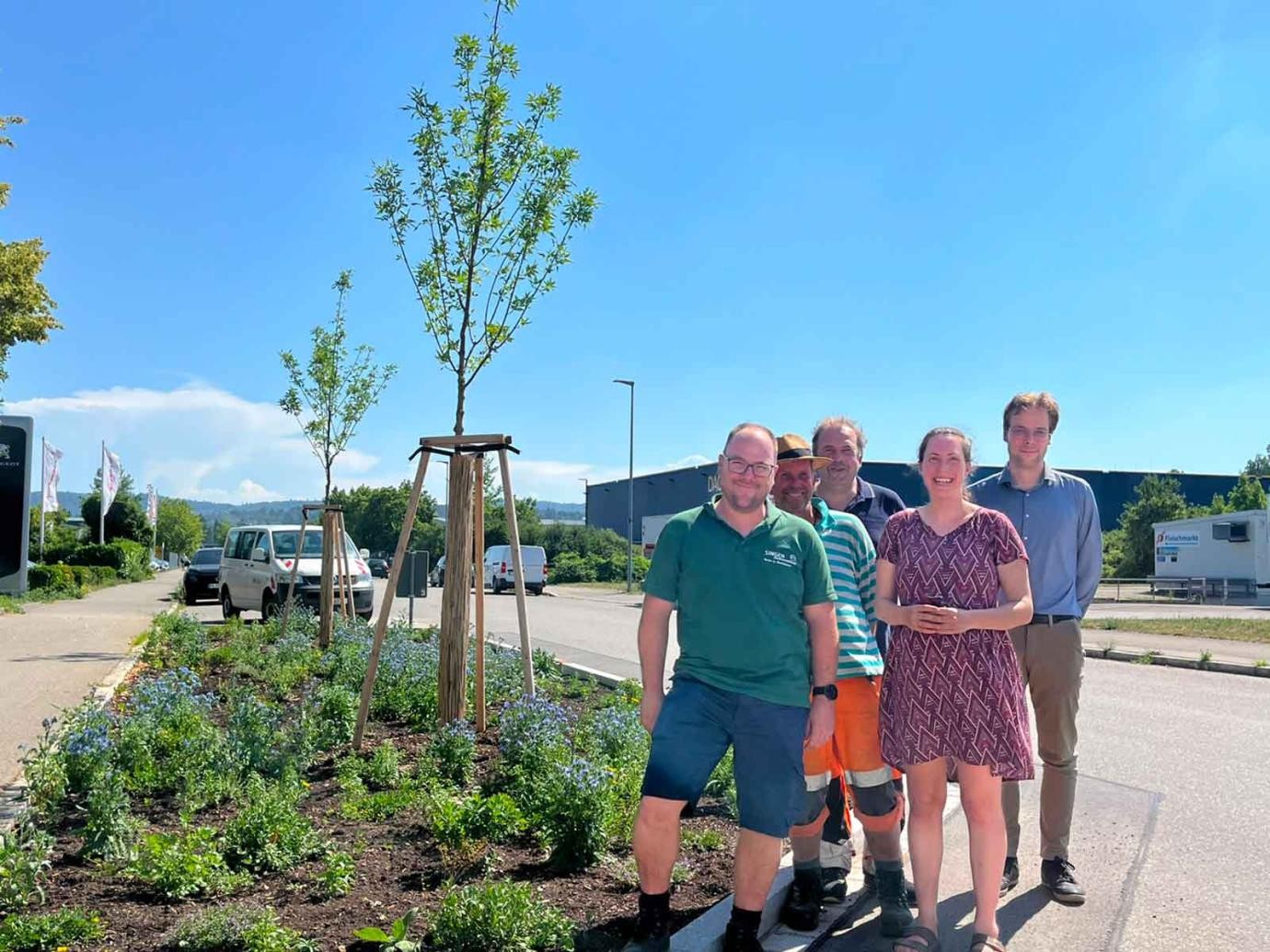 Ein Teil des Projekt-Teams beim Besuch der fertiggestellten Baumquartiere (von links): Mike Koppenhöfer, Rochus Rudolf, Michael Okle (Technische Dienste), Alena Hayer (Stabsstelle Klimaschutz und Klimaanpassung) und Felix Stähler (Grün & Gewässer). Ein Teil des Projekt-Teams beim Besuch der fertiggestellten Baumquartiere (von links): Mike Koppenhöfer, Rochus Rudolf, Michael Okle (Technische Dienste), Alena Hayer (Stabsstelle Klimaschutz und Klimaanpassung) und Felix Stähler (Grün & Gewässer).