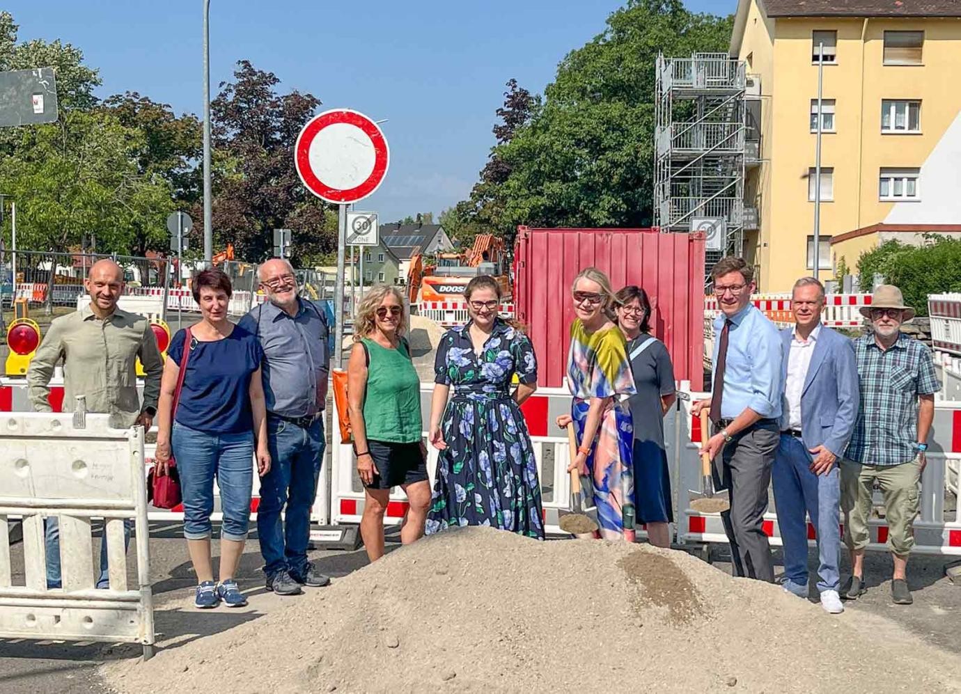 Umweltministerin Thekla Walker und Singens Bürgermeister Marcus Röwer gemeinsam mit Gemeinderäten und Fachplanern beim symbolischen Spatenstich für das bereits begonnenen Modellprojekt im Masurengebiet. 
