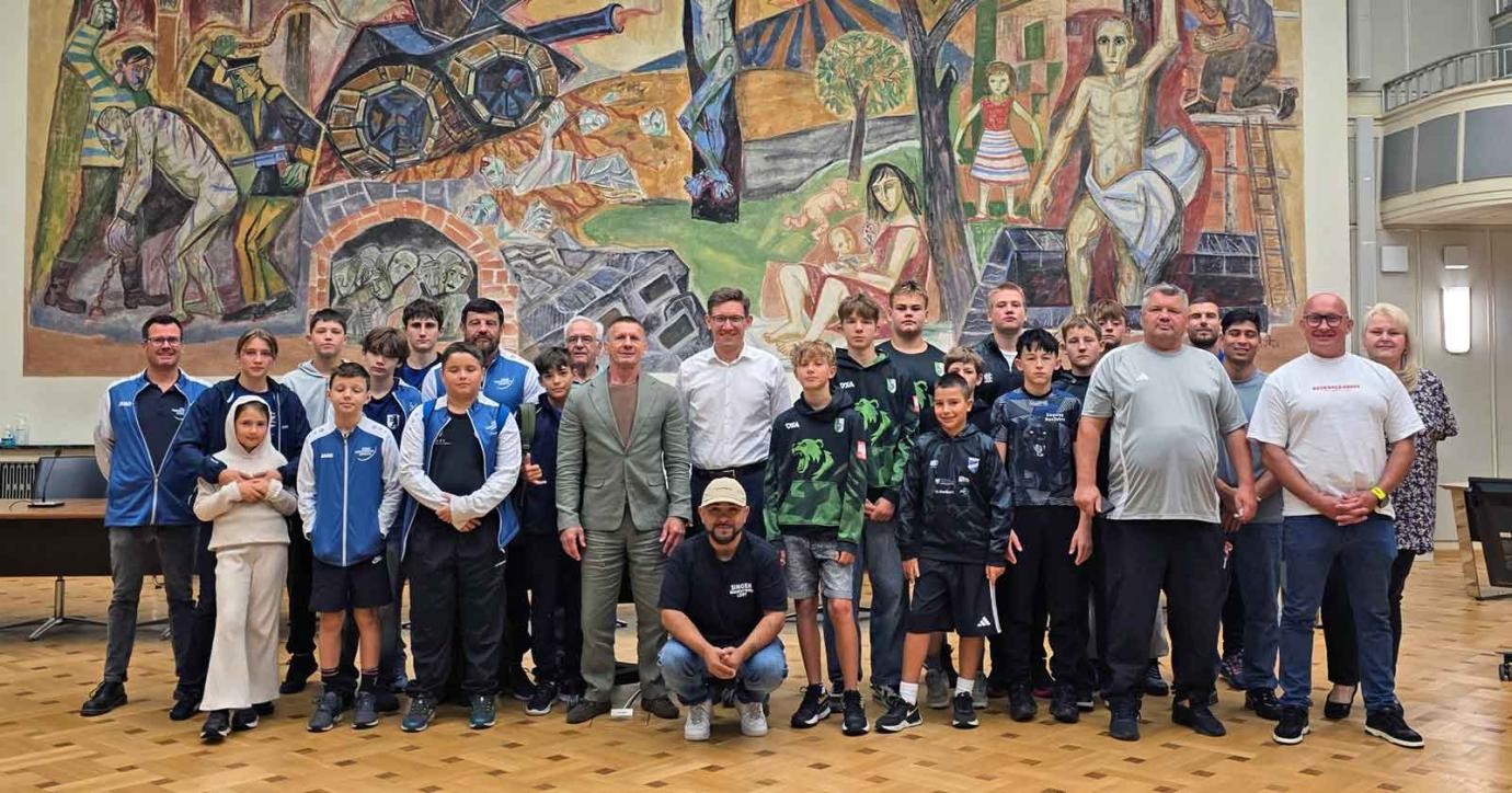 Empfang der polnischen Sportlerinnen und Sportler mitsamt der deutschen Gastgeber vom Stadt-Turnverein Singen im Ratssaal des Rathauses durch Bürgermeister Marcus Röwer. Empfang der polnischen Sportlerinnen und Sportler mitsamt der deutschen Gastgeber vom Stadt-Turnverein Singen im Ratssaal des Rathauses durch Bürgermeister Marcus Röwer.