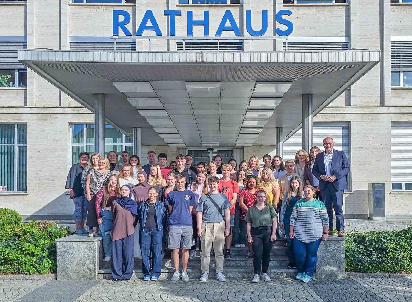33 Auszubildende und Studierende wurden zu ihrem Karrierestart bei der Stadtverwaltung Singen empfangen von (v.r.) Oberbürgermeister Bernd Häusler, Vanessa Nielinger (Abteilungsleitung Personal), (v.l.) Kerstin Simherl (Mitarbeiterin Abteilung Kindertagesbetreuung), Andrea Hecht (Abteilungsleitung Kindertagesbetreuung), Brigitte Hess (Personalratsvorsitzende) und Ausbildungsleiterin Corinna Acker 33 Auszubildende und Studierende wurden zu ihrem Karrierestart bei der Stadtverwaltung Singen empfangen von (v.r.) Oberbürgermeister Bernd Häusler, Vanessa Nielinger (Abteilungsleitung Personal), (v.l.) Kerstin Simherl (Mitarbeiterin Abteilung Kindertagesbetreuung), Andrea Hecht (Abteilungsleitung Kindertagesbetreuung), Brigitte Hess (Personalratsvorsitzende) und Ausbildungsleiterin Corinna Acker