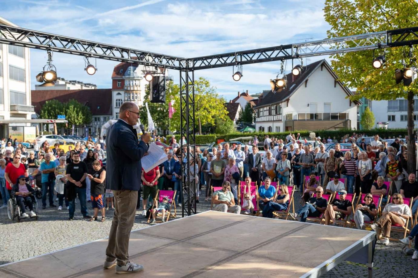 Mit der Eröffnung auf dem Rathausplatz gab Oberbürgermeister Bernd Häusler den offiziellen Startschuss für die 25. Museumsnacht Hegau-Schaffhausen. Foto: Wolfgang Schneble Mit der Eröffnung auf dem Rathausplatz gab Oberbürgermeister Bernd Häusler den offiziellen Startschuss für die 25. Museumsnacht Hegau-Schaffhausen. Foto: Wolfgang Schneble