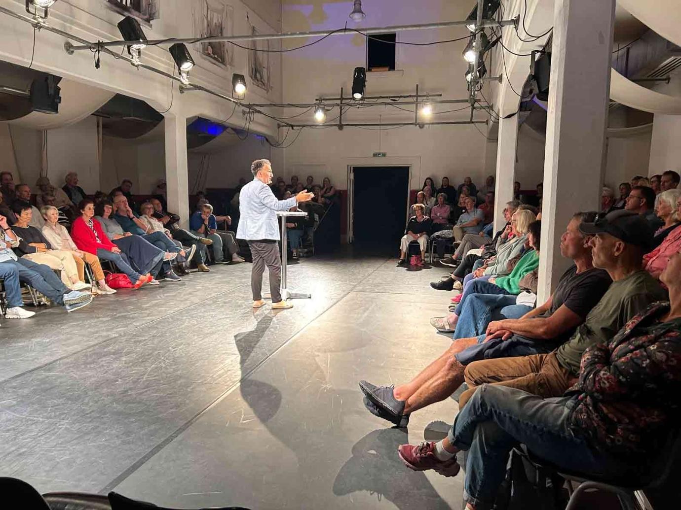 Kabarettist, Schauspieler und Autor Fatih Çevikkollu begeisterte rund 180 Gäste in der Singener Basilika mit seinem Programm „KI – Kritische Intelligenz“. Kabarettist, Schauspieler und Autor Fatih Çevikkollu begeisterte rund 180 Gäste in der Singener Basilika mit seinem Programm „KI – Kritische Intelligenz“.