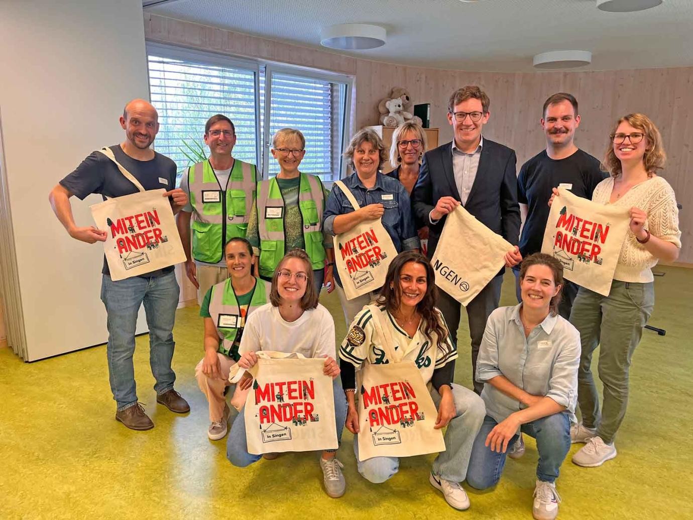 Die Organisatoren des Festes rund um Bürgermeister Marcus Röwer freuen sich über den gelungenen Nachmittag. Beteiligt waren die Abteilungen Integration und Quartiersmanagement, die Stabstelle Klima, das Quartiersbüro Nordstadt sowie die Stadtverschönerer. Die Organisatoren des Festes rund um Bürgermeister Marcus Röwer freuen sich über den gelungenen Nachmittag. Beteiligt waren die Abteilungen Integration und Quartiersmanagement, die Stabstelle Klima, das Quartiersbüro Nordstadt sowie die Stadtverschönerer.