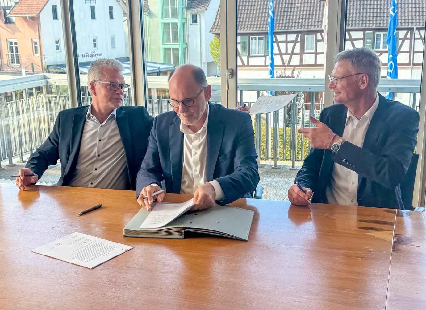 Die Geschäftsführer der Infrastrukturgesellschaft Singen GmbH & Co. KG (IGS) Markus Kittl (rechts) und Axel Blüthgen sowie Oberbürgermeister Bernd Häusler (Mitte) bei der Unterzeichnung der neuen Konzessionsverträge für Strom- und Gasnetze. Die Geschäftsführer der Infrastrukturgesellschaft Singen GmbH & Co. KG (IGS) Markus Kittl (rechts) und Axel Blüthgen sowie Oberbürgermeister Bernd Häusler (Mitte) bei der Unterzeichnung der neuen Konzessionsverträge für Strom- und Gasnetze.