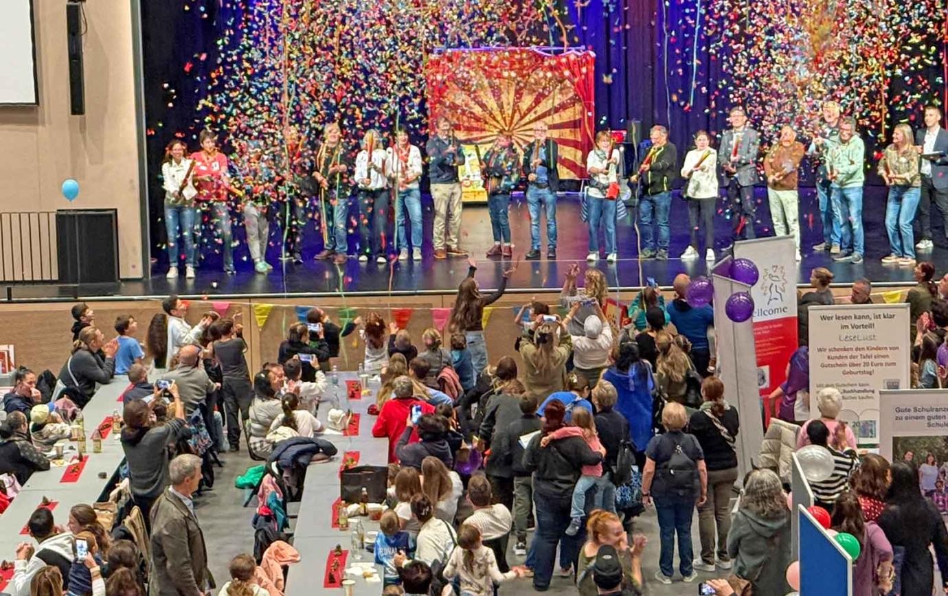 Die Organisatoren von Kinderchancen begrüßen zusammen mit Singener Gemeinderäten und Bürgermeister Marcus Röwer die zahlreichen Gäste beim KiJu-Fest in der Scheffelhalle. Die Organisatoren von Kinderchancen begrüßen zusammen mit Singener Gemeinderäten und Bürgermeister Marcus Röwer die zahlreichen Gäste beim KiJu-Fest in der Scheffelhalle.