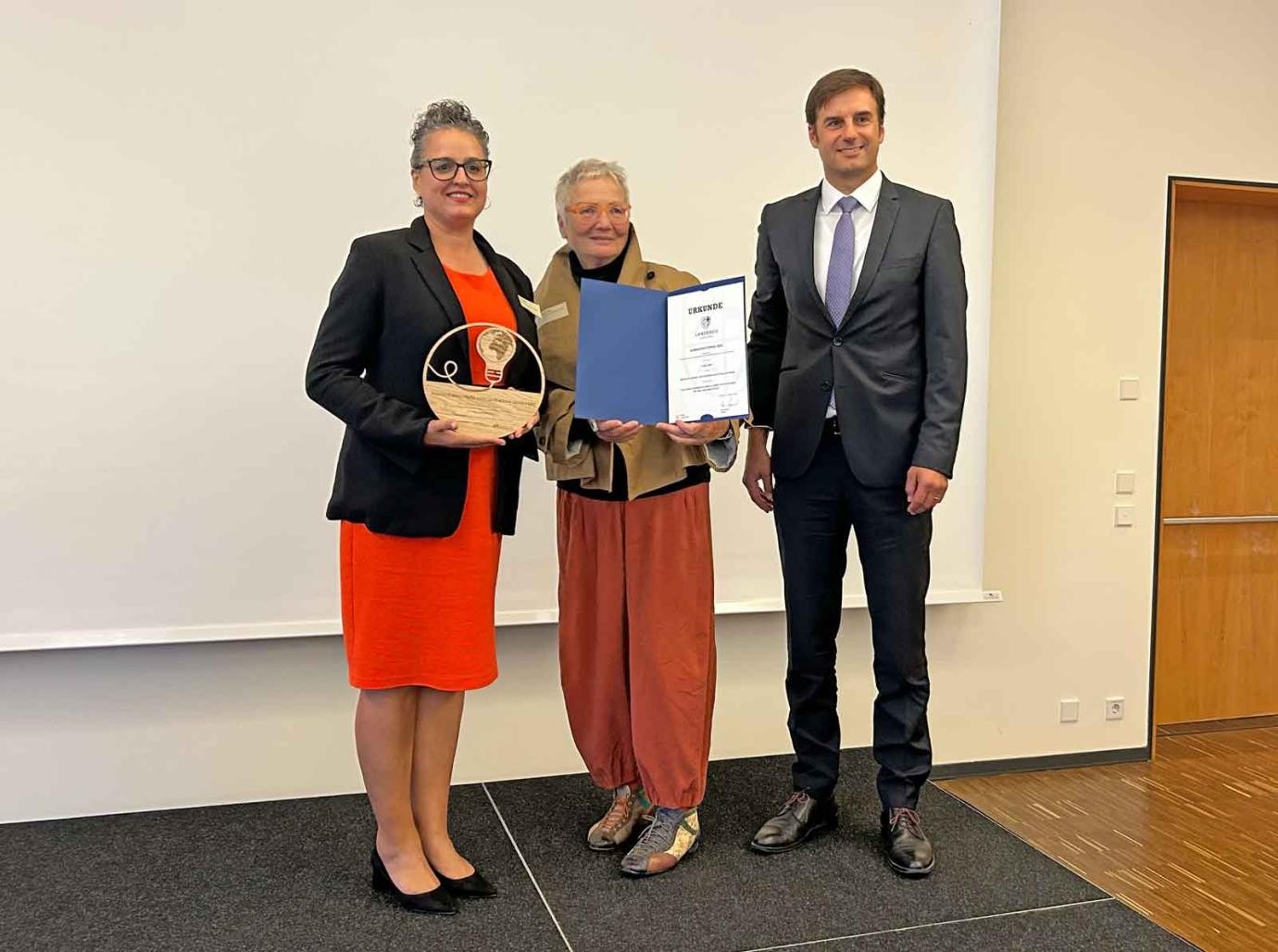 Den Klimaschutzpreis für die Beethovenschule Singen nahmen Schulleiterin Laura Balajka und Projektlehrerin Antje Fischer von Landrat Zeno Danner entgegen (von links). Den Klimaschutzpreis für die Beethovenschule Singen nahmen Schulleiterin Laura Balajka und Projektlehrerin Antje Fischer von Landrat Zeno Danner entgegen (von links).