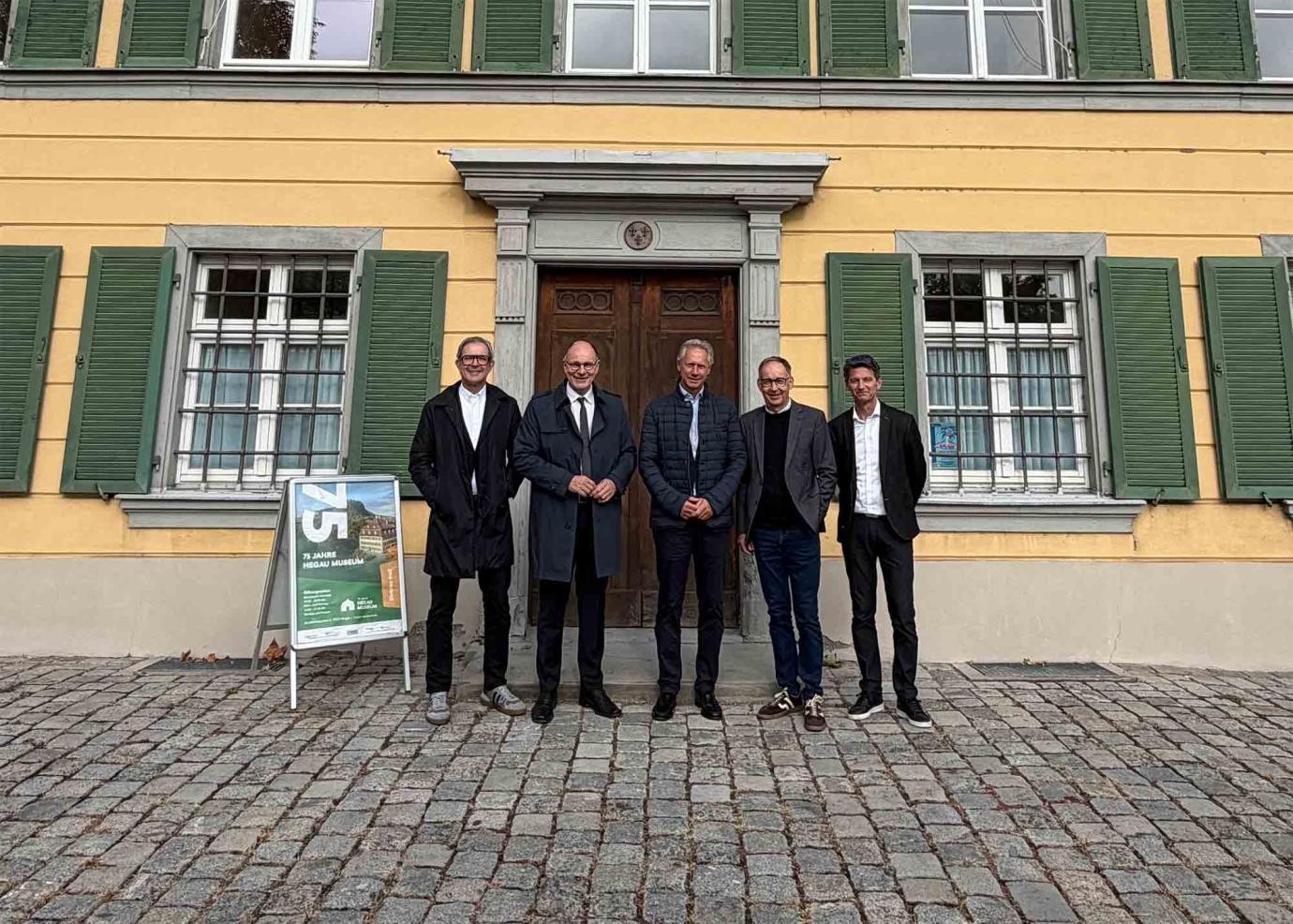 Nach dem Kauf des Singener Schlosses (von links): Bernhard Ölz (Vorstandsvorsitzender der PRISMA Unternehmensgruppe), Oberbürgermeister Bernd Häusler, Georg Graf Vetter von der Lilie, Stefan Nachbaur (Geschäftsführer PRISMA Deutschland) und Raimund Klausner (Finanzvorstand der PRISMA Unternehmensgruppe). Foto: PRISMA Nach dem Kauf des Singener Schlosses (von links): Bernhard Ölz (Vorstandsvorsitzender der PRISMA Unternehmensgruppe), Oberbürgermeister Bernd Häusler, Georg Graf Vetter von der Lilie, Stefan Nachbaur (Geschäftsführer PRISMA Deutschland) und Raimund Klausner (Finanzvorstand der PRISMA Unternehmensgruppe). Foto: PRISMA