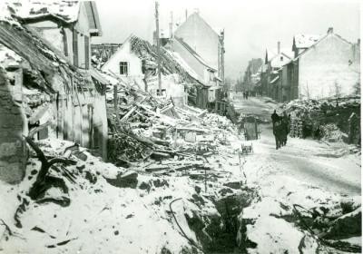 Die Gegend um den Bahnhof wurde durch Bombenangriffe im Winter 1944/45 stark zerstört. 
