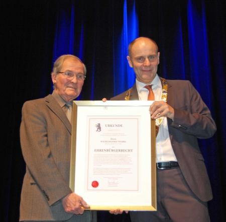 Im Namen der Stadt Singen wird Wilhelm Waibel das Ehrenbürgerrecht von Oberbürgermeister Bernd Häusler beim Neujahrsempfang 2016 verliehen. 