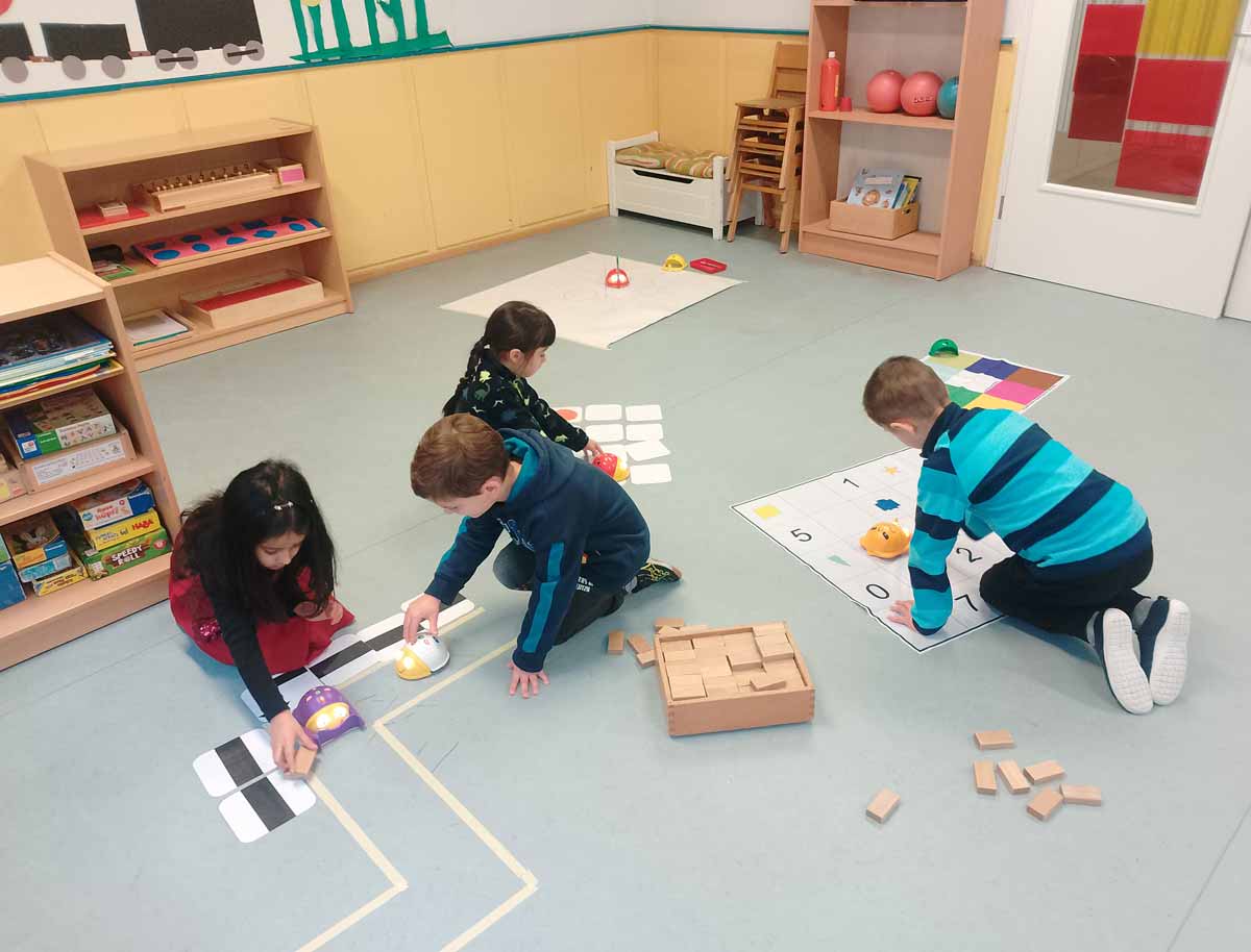 Kinder des Käthe-Luther-Kinderhauses & Familienzentrums experimentieren mit den Bee-Bots und lernen dabei spielerisch, diese Bodenroboter zu „programmieren“. Foto: Käthe-Luther-Kinderhaus 