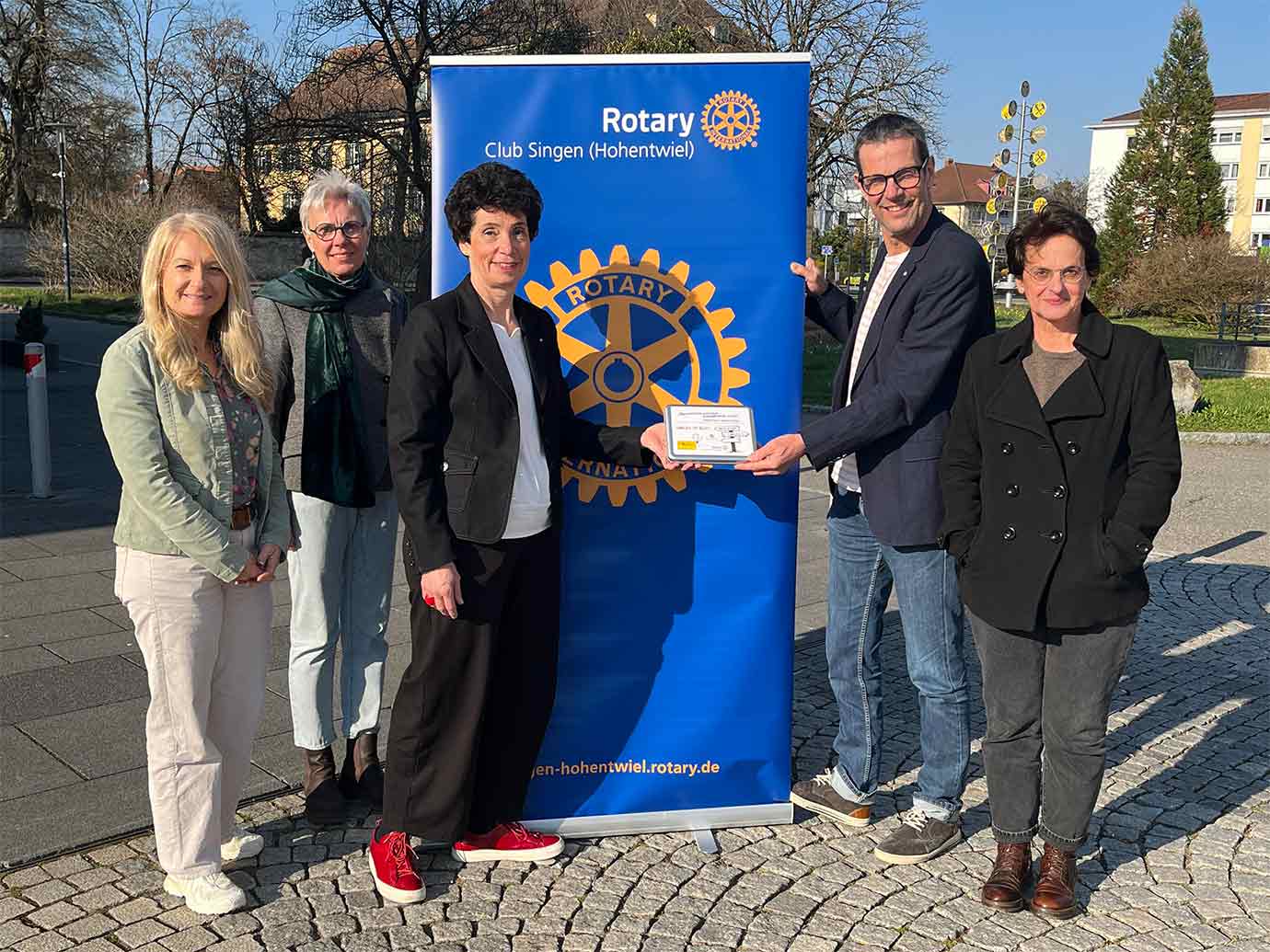 Catharina Scheufele, Fachbereichsleiterin Kultur Tourismus und Jugenddienstbeauftragte des Rotary Club Singen, Dr.jur. Sabine Adam (Rotary Club Singen), Präsidentin des Rotary Club Singen, Ulrike Veser, Leiter Singener Kriminalprävention, Marcel Da Rin und Tina Keck hoffen, dass viele Jugendliche den Demokratieparcours nutzen werden.